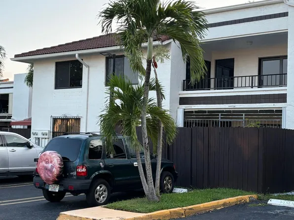 10845 NW 7th St APT 23, Miami, FL 33172