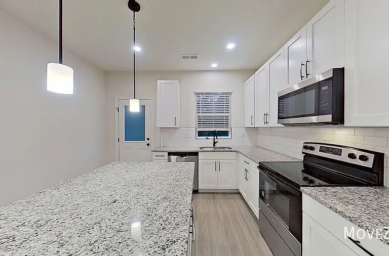 324 Houston St — Photo 4