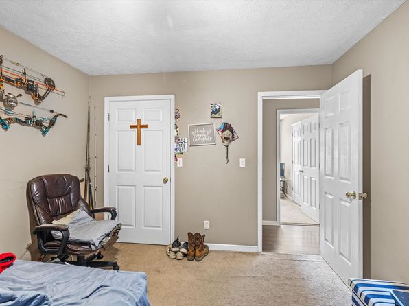425 Airline Rd, Morganfield, KY 42437