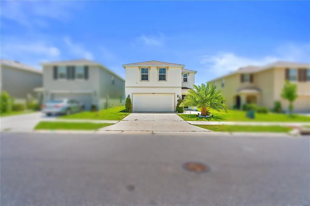 4 bed, 2.5 bath, 2238 sqft, $2,300 — Photo 3