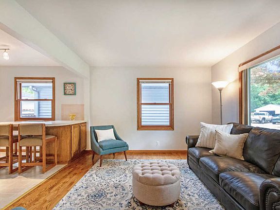 5th image of 1931 Oak Cliff Dr NE