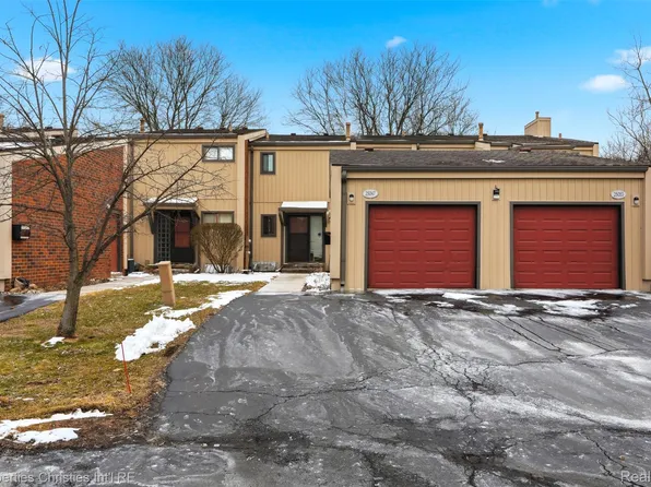 25047 Woodvale Dr S, Southfield, MI 48034