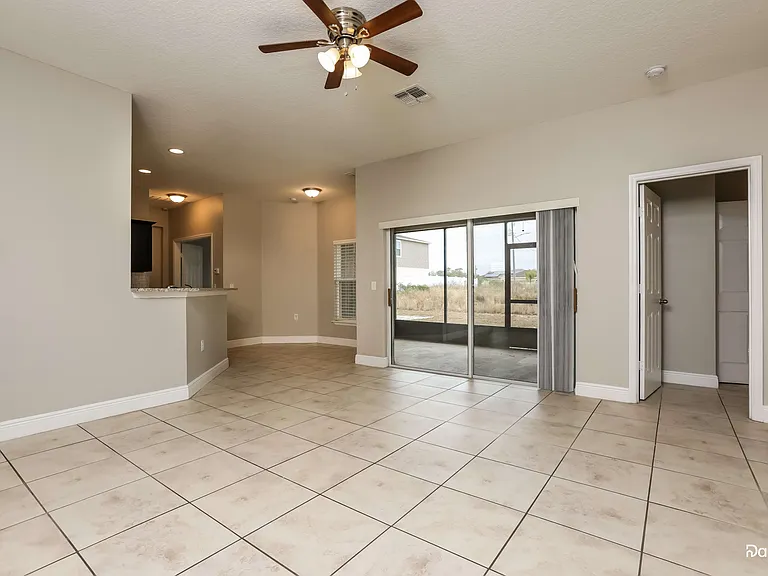 728 Desmoines Dr — Photo 5