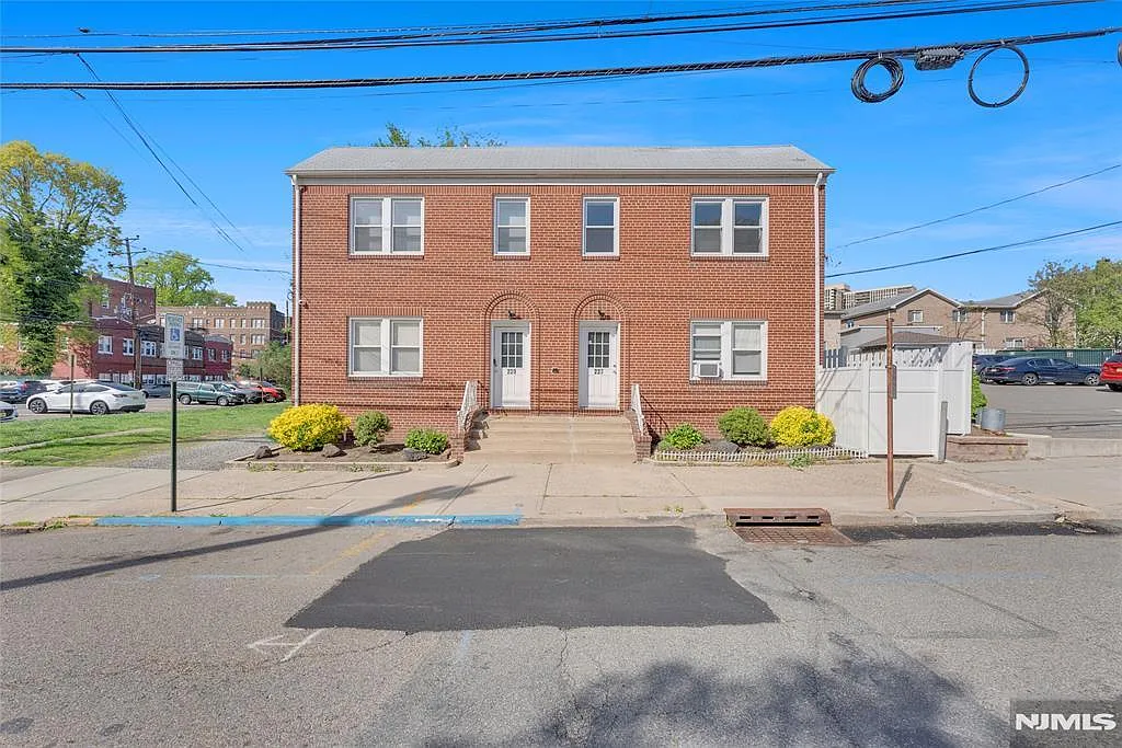 Renovated Modern 2 Bedroom - No Fee — Photo 1