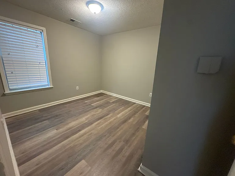 615 Ashley Glen Cir E — Photo 13