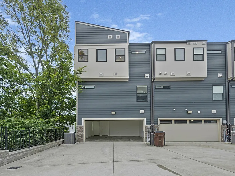 Meridian St — Photo 17