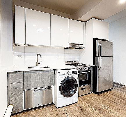 4th image of 4848 Broadway
