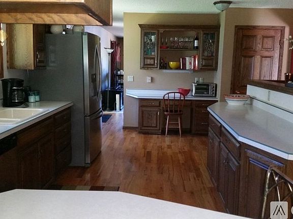 5th image of 2250 Woodlawn St Room 500