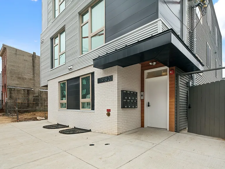 1917 E Letterly St — Photo 2