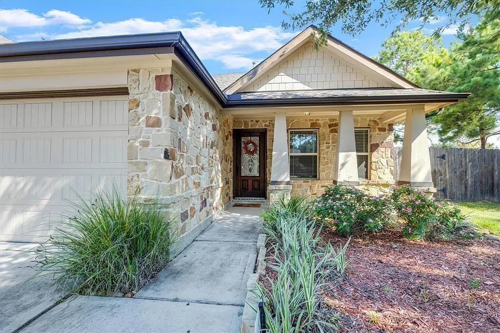 3 bed, 2.0 bath, 1600 sqft, $2,400 — Photo 3