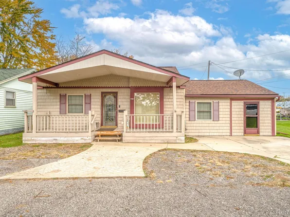 732 Ruskin Dr, Algonac, MI 48001