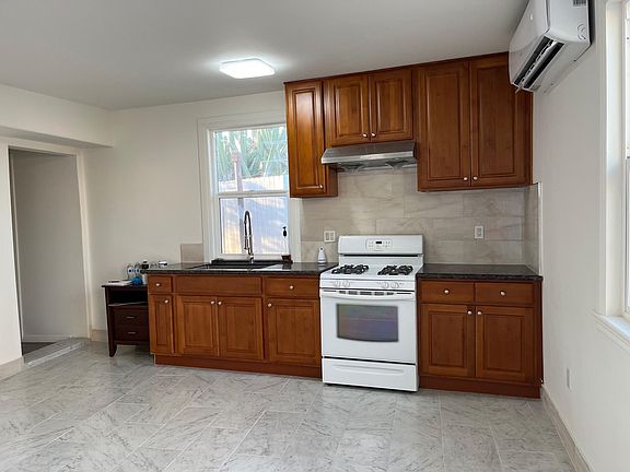 3rd image of 1521 Lark Ellen Ave #B