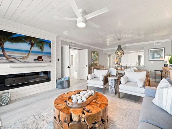 9103 Vanderbilt Dr APT 208, Naples, FL 34108