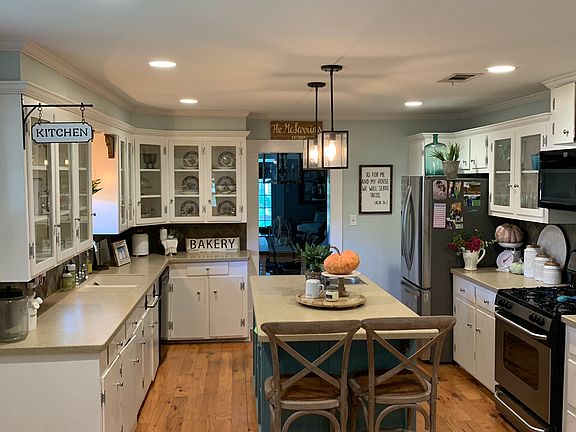 Large updated kitchen 