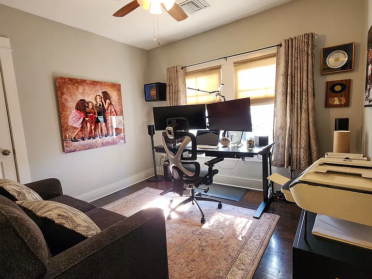 Middle Bedroom (10'6" x 9'10")
UNFURNISHED: This is how a tenant might use the space.