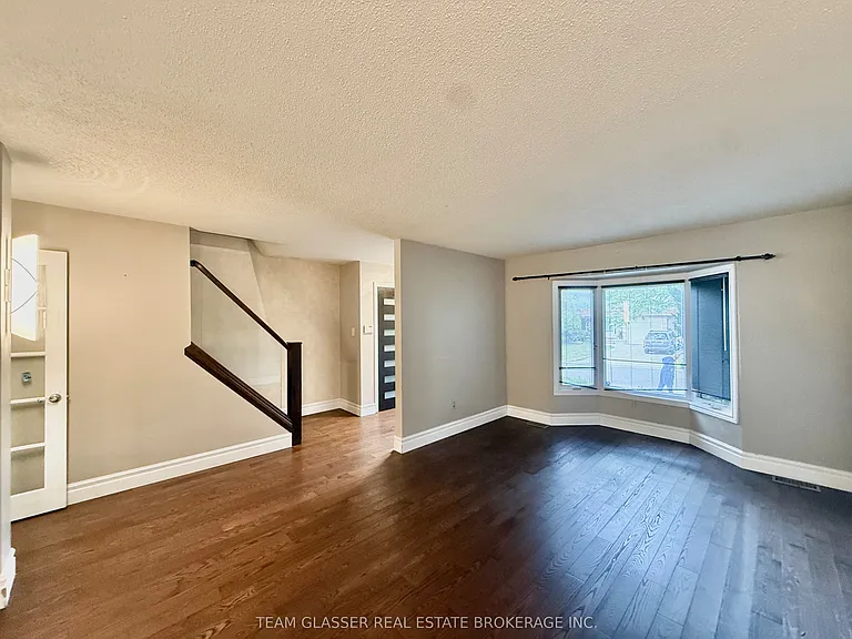 81 Erica Cres — Photo 5