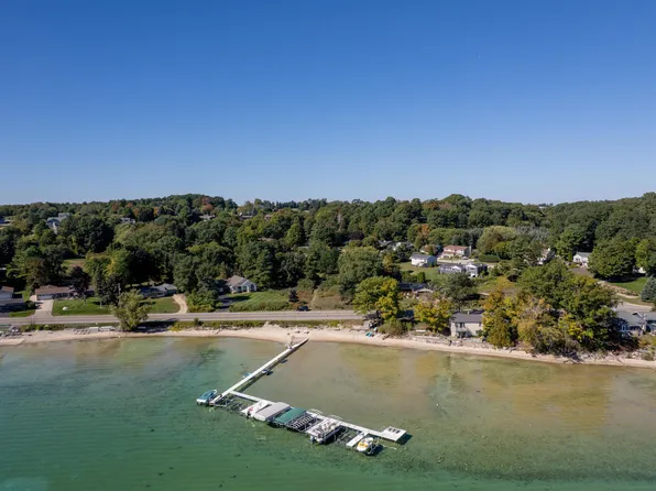 9649 Center Rd, Traverse City, MI 49686