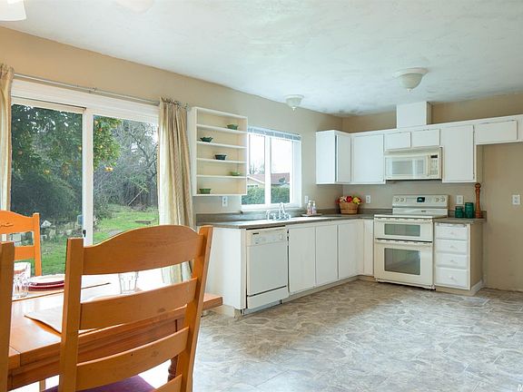 4th image of 184 Gunnison Ave