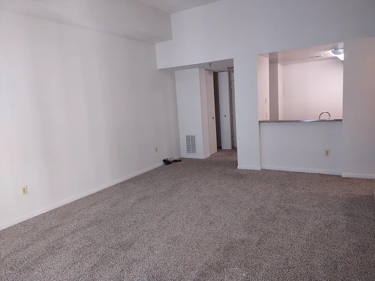 Marlboro Classic Apt & Redwood Square — Photo 73