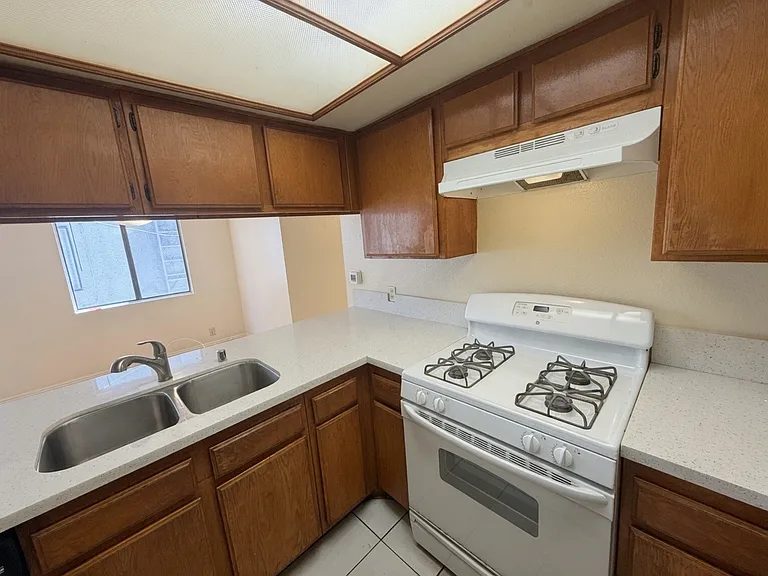 13406 Moorpark St #102 — Photo 9