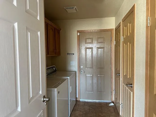 1004 L Way — Photo 11