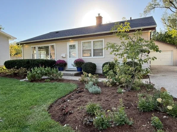 1445 N Webster St, Naperville, IL 60563