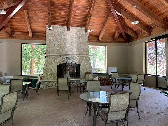 5th image of 75 Silver Pine Dr