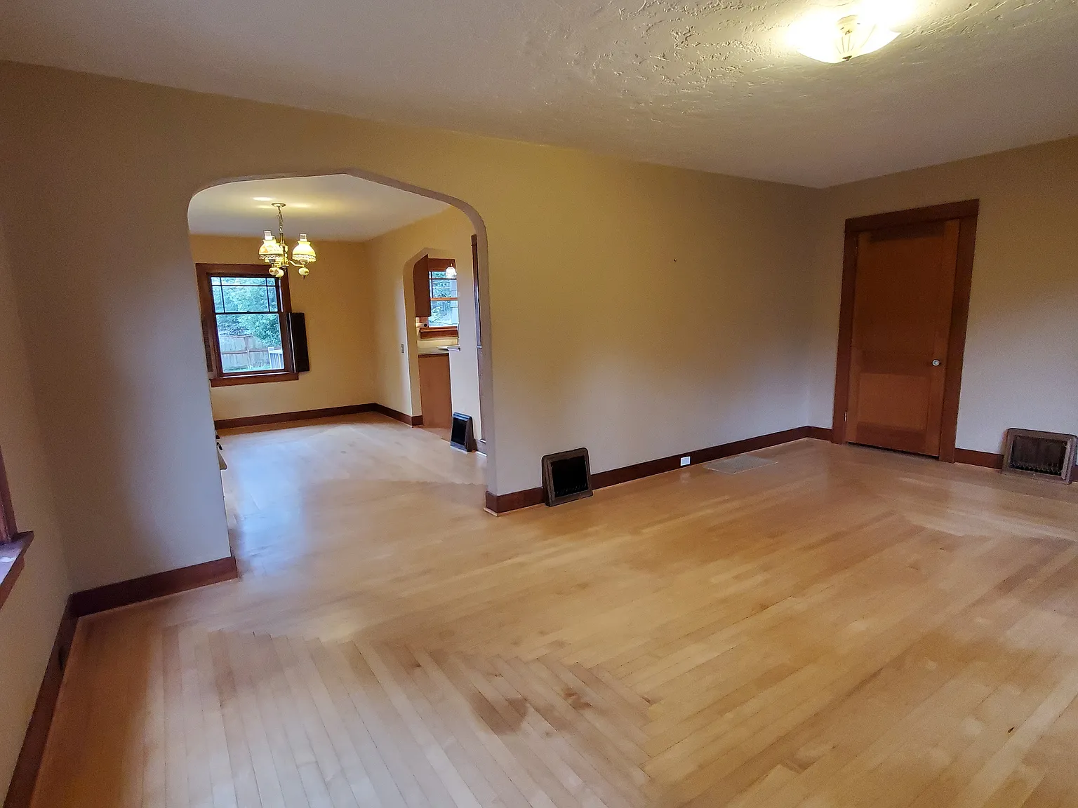 4 bed, 2088 sqft, $2,500 — Photo 2