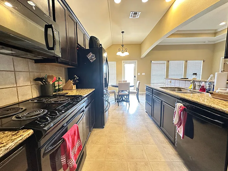 3825 Pickering Pass — Photo 8