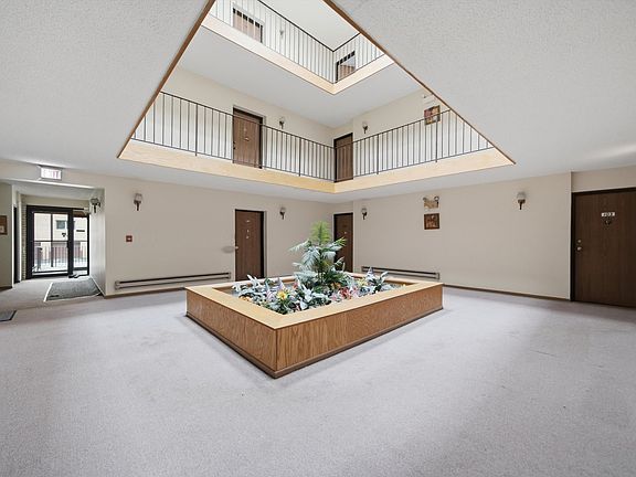 4th image of 6441 Pershing Rd APT 104