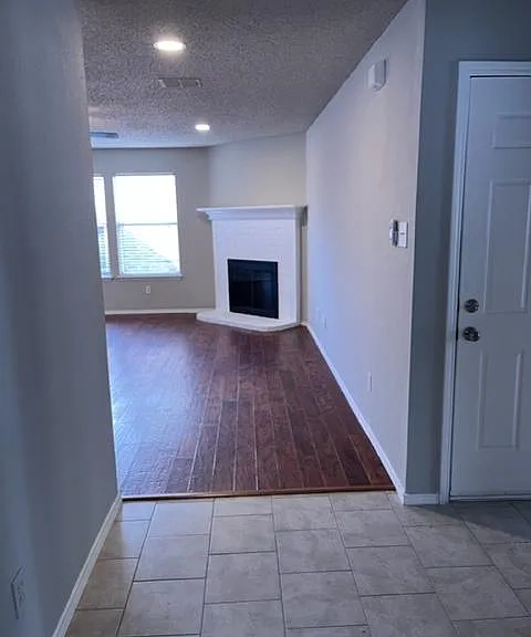 1579 Crown View Dr — Photo 2