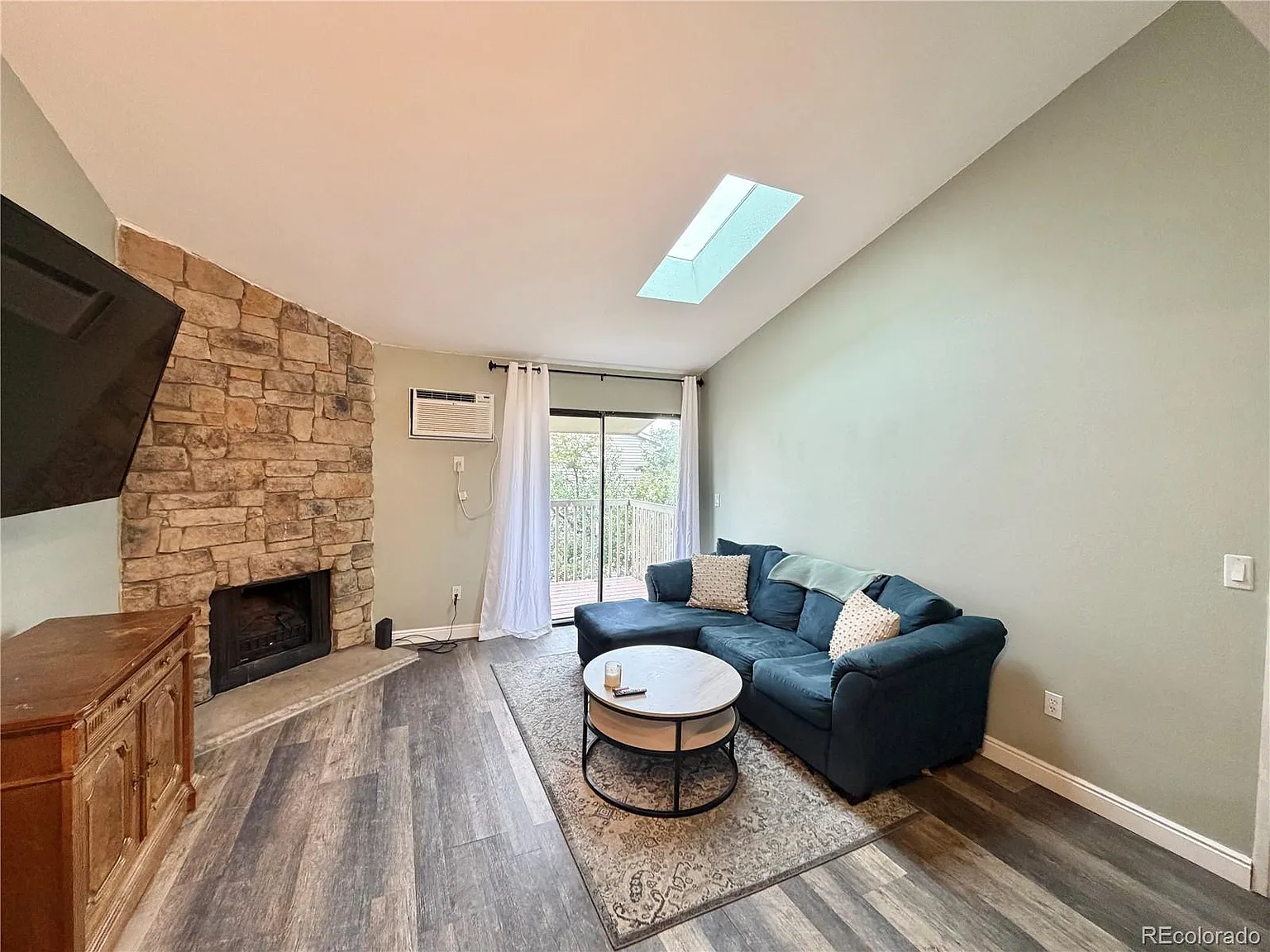 1 bed, 1.0 bath, 720 sqft, $1,500 — Photo 2