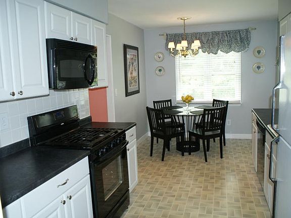 Kitchen with Eat-in area