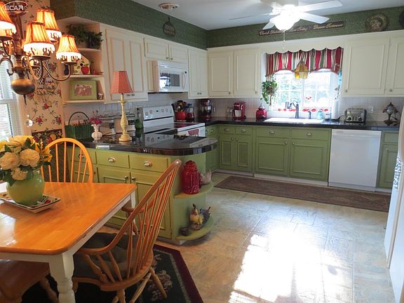 3rd image of 1120 Woodside Dr