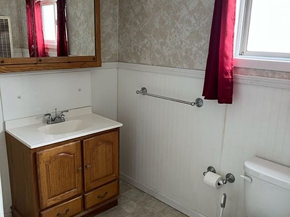 4th image of 422 Imperial St