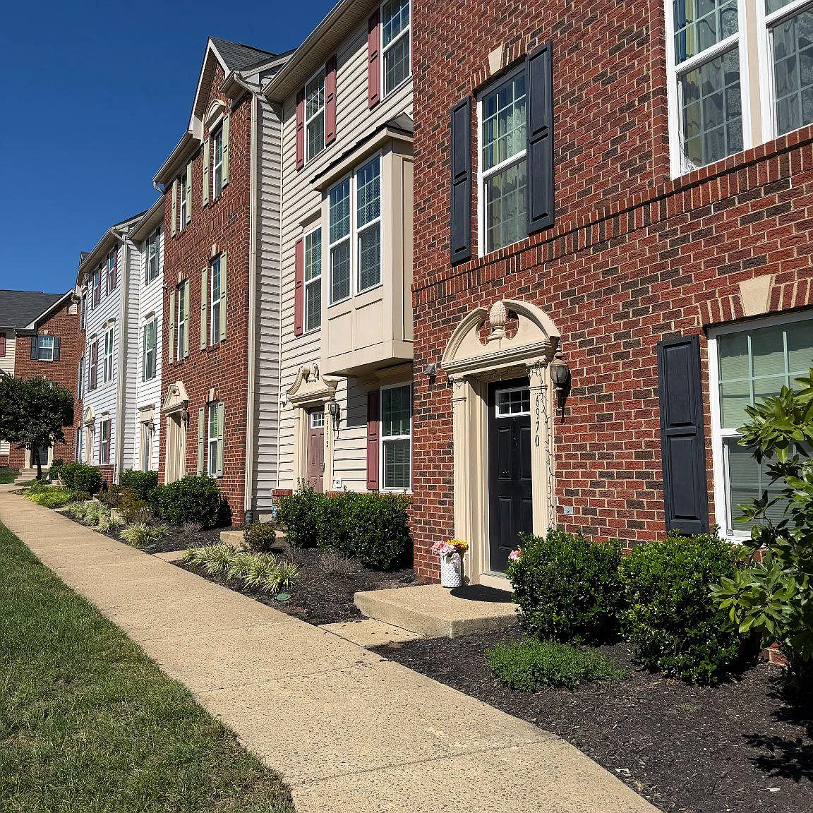 3 bed, 2.5 bath, 1753 sqft, $2,800 — Photo 2