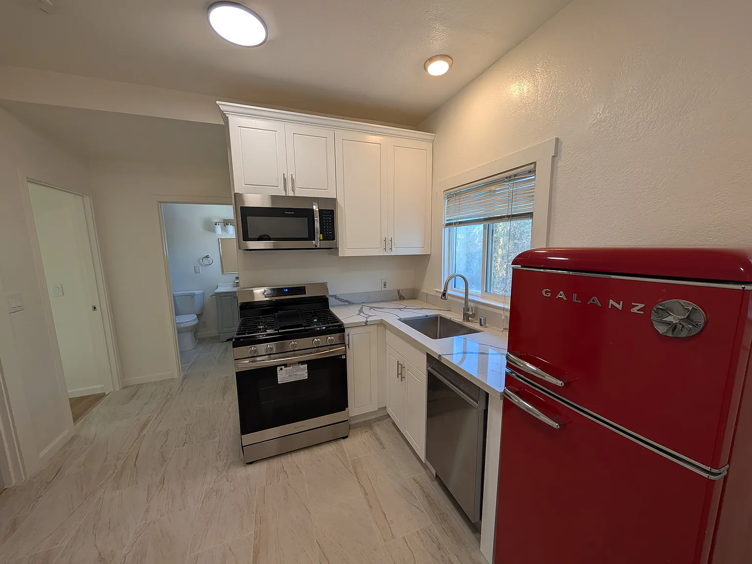 2 bed, 750 sqft, $2,995 — Photo 3