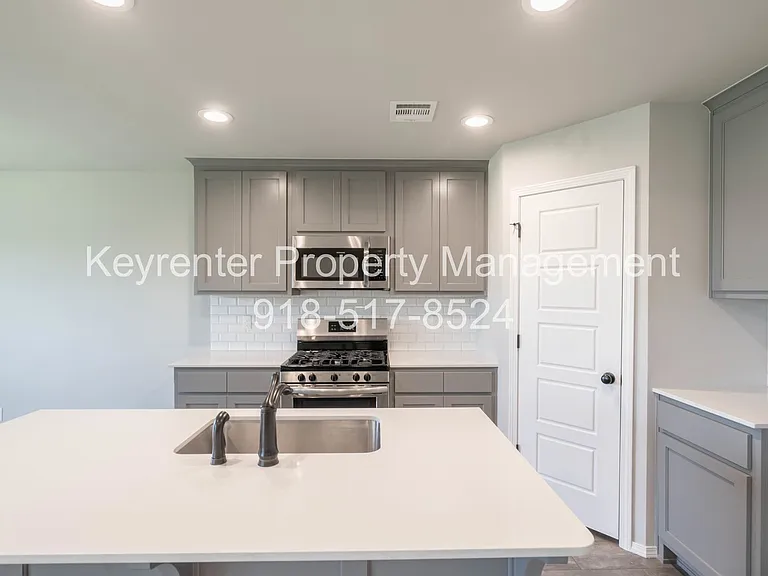 6800 S 20th St — Photo 8