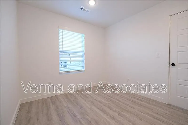 2 bed, 1.0 bath, 820 sqft, $1,295 — Photo 4