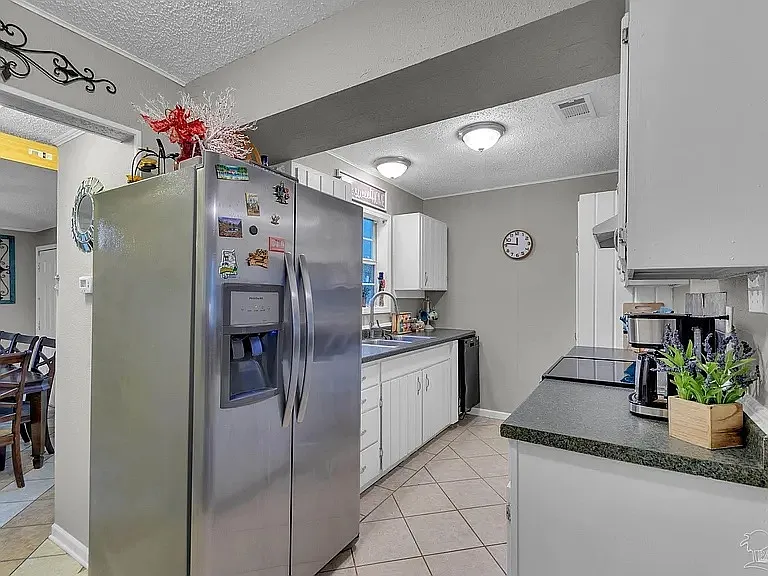 902 Lucerne Ave — Photo 2