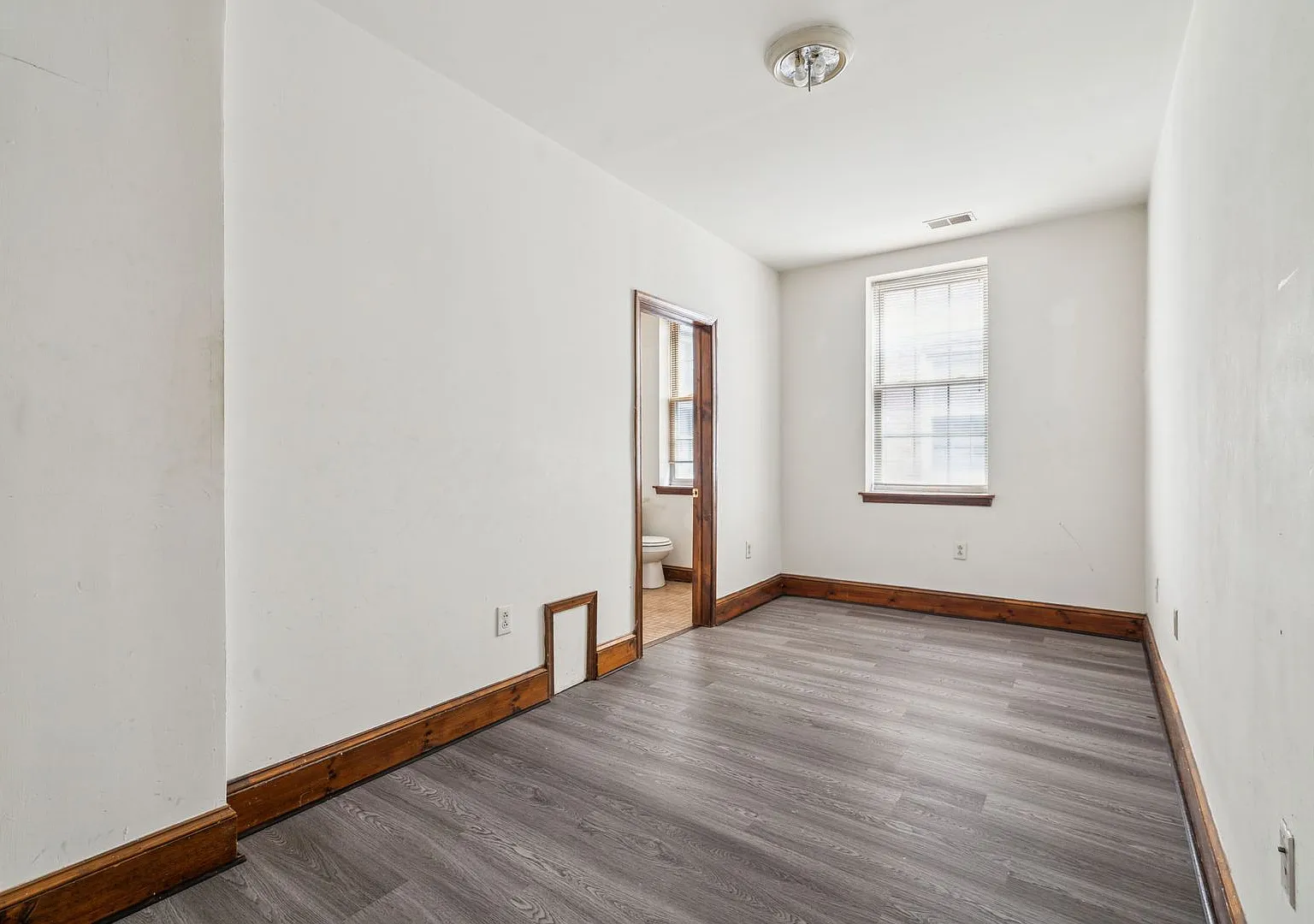1 bed, $990 — Photo 3