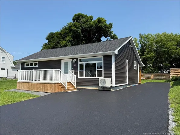 122 Saint John St, Woodstock, NB E7M 2V1