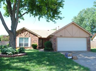 909 Bronze Medal Rd, Moore, OK 73160
