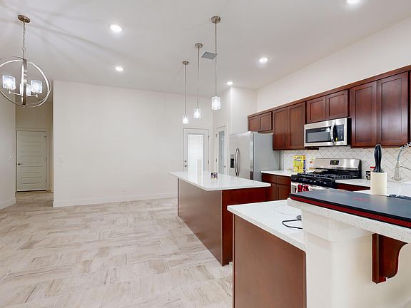 4th image of 440 Soleil Rd