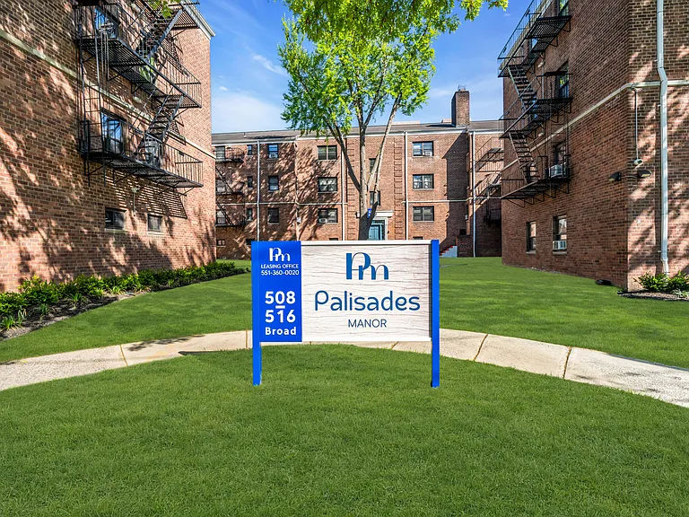 Palisades Manor Apartments — Photo 1