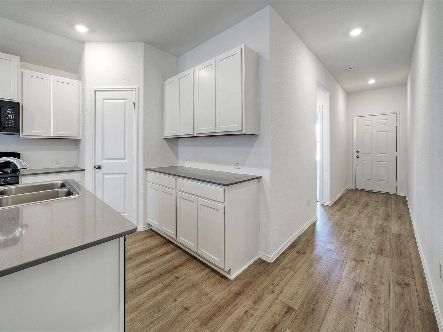 4 bed, 3.0 bath, 2032 sqft, $2,200 — Photo 4