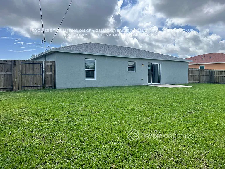 426 NW Airoso Blvd — Photo 17
