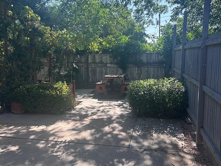 323 S Pioneer — Photo 16
