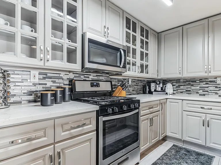 10304 Marcus Ave — Photo 8