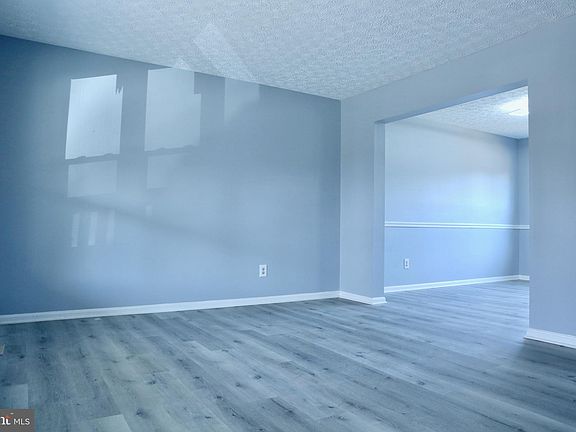 4th image of 619 Lanark Ct N